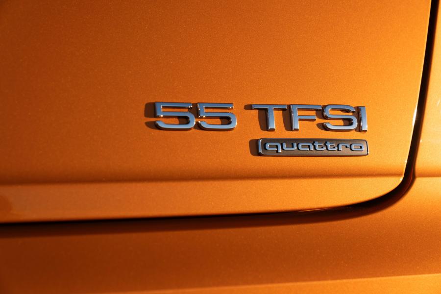 Логотип Audi Q8 55 TFSI Quattro S-Line 2018 года  (AU) (фото 40 из 40)